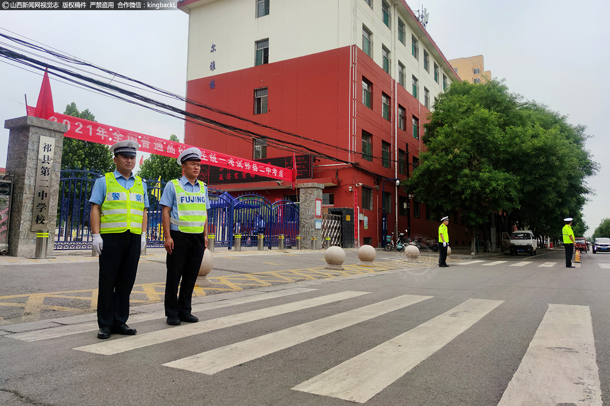      6月7日，祁县二中考点虽无考生到此参加考试，但是各项保障人员全员就位，交警坚守岗位 ，维持交通秩序。据了解，祁县全面落实高考防疫措施 ，将祁县二中考点设置为备用隔离考点，作为疑似病例考生备用考点。（山西新闻网特约摄影师：蒋杰）