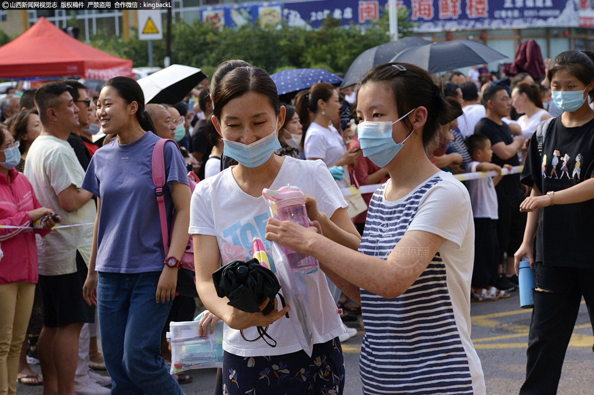      6月7日，太原三十八中考场外，考生走出考场，母亲第一时间送上安慰。（山西新闻网特约摄影师：郝仁喜）