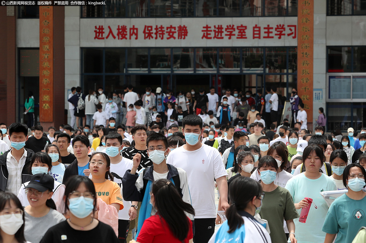      6月7日上午，榆次二中考点，第一场考试结束，学生们走出考场。（山西新闻网特约摄影师：裴晓军）