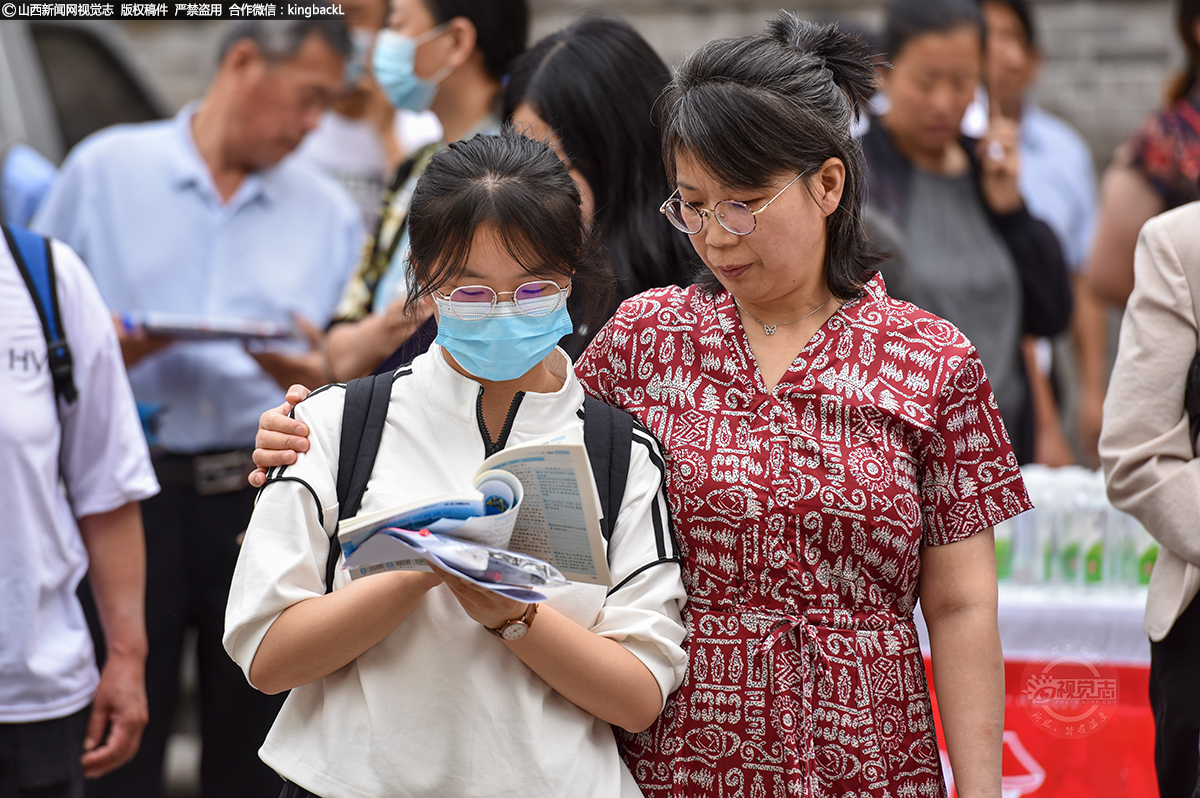      6月7日，太原市第二外国语学校考点，一位考生在入场前做最后的复习。（山西新闻网记者：苏航）