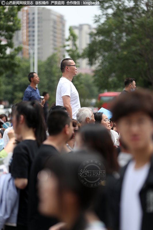      6月7日上午，榆次二中考点，家长在外焦急地等待着。（山西新闻网特约摄影师：裴晓军）