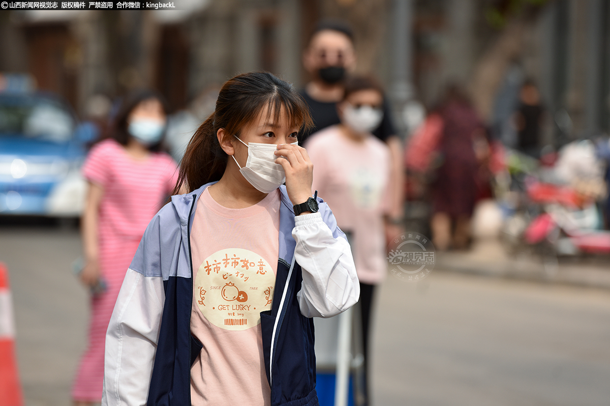      6月7日，太原市第二外国语学校考点，一位身着“柿柿如意”T恤的考生整理口罩进入考点。（山西新闻网记者：苏航）