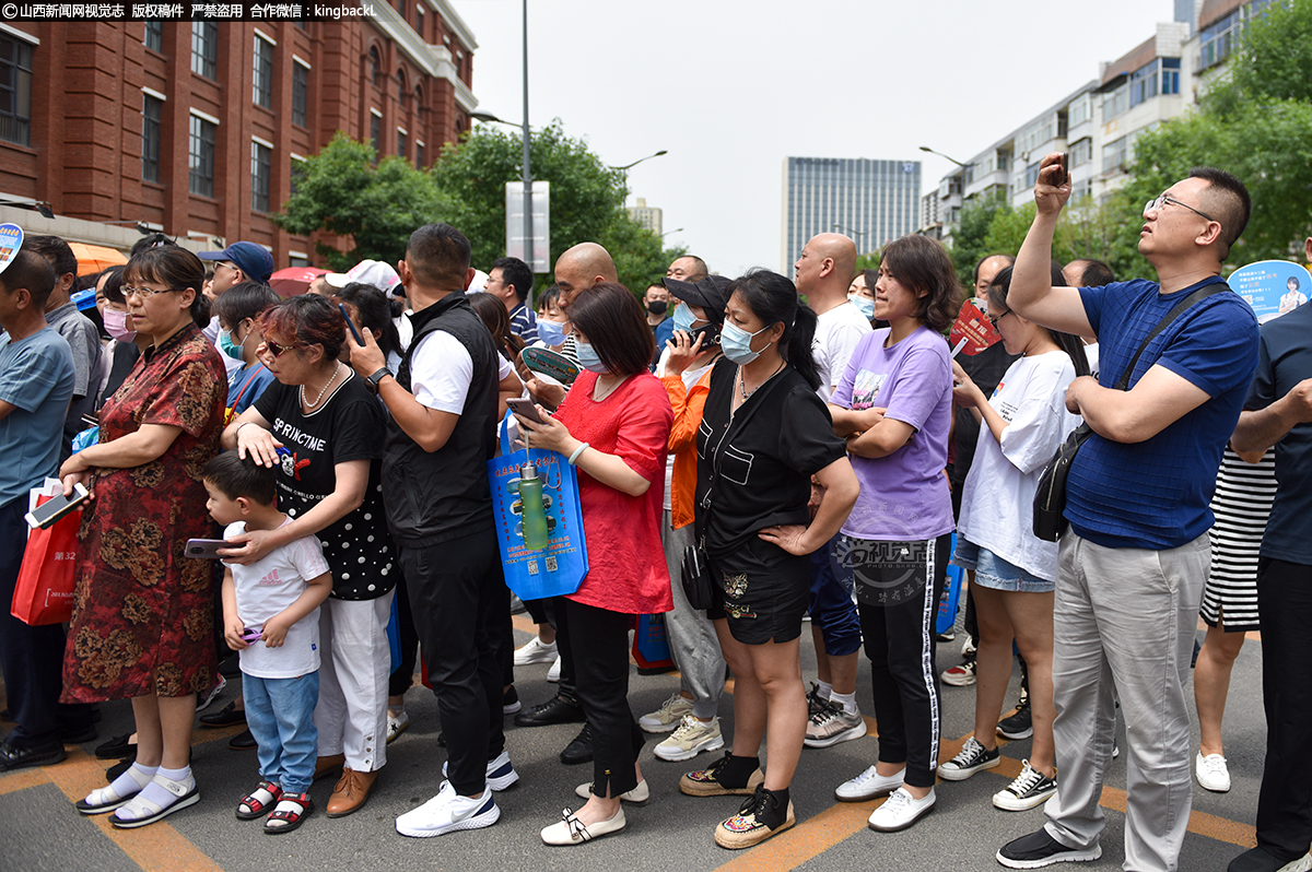      6月7日，太原市育英中学考点，家长在止步线外翘首盼望，等待考生走出考场。（山西新闻网记者：苏航）