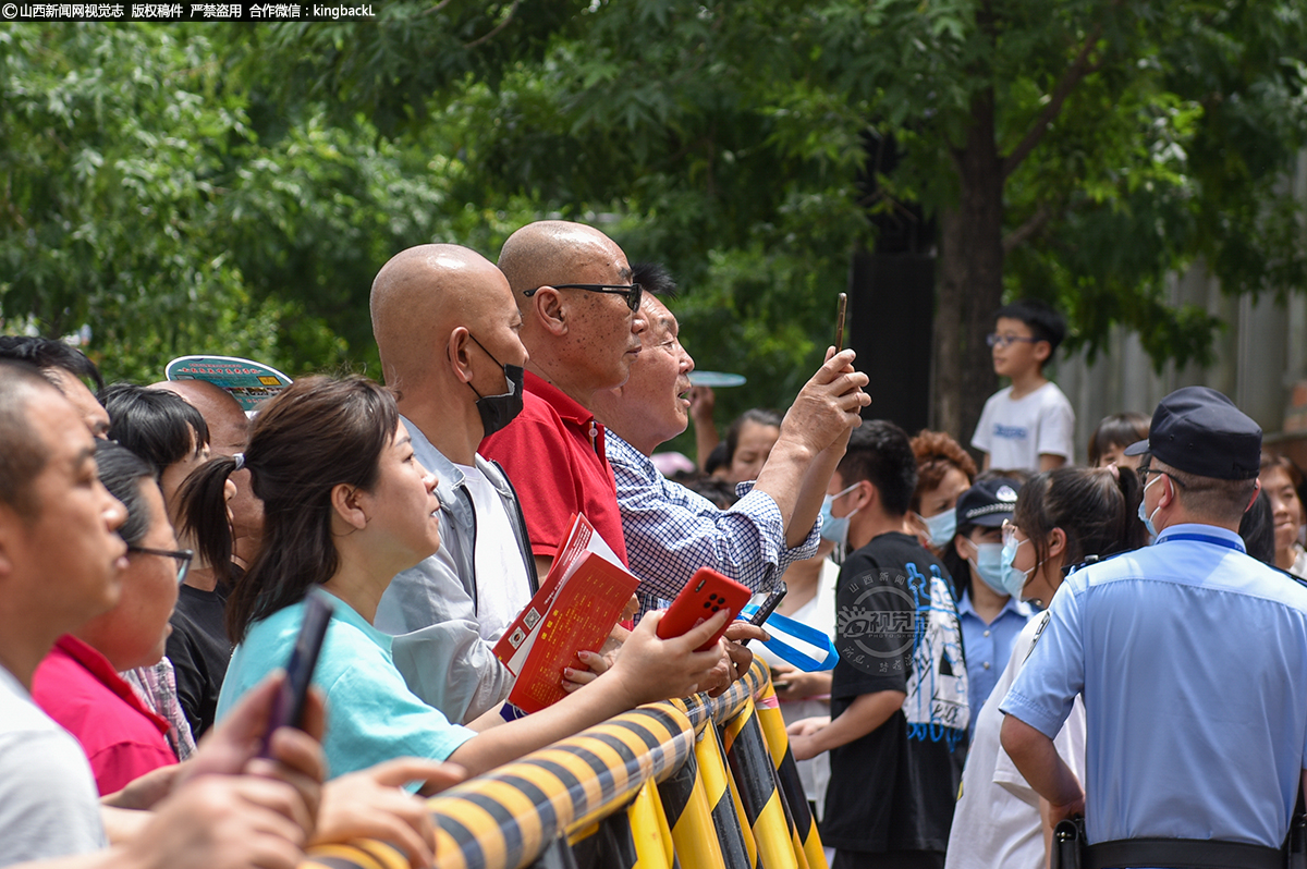      6月7日，太原市育英中学考点，家长在止步线外翘首盼望，等待考生走出考场。（山西新闻网记者：苏航）