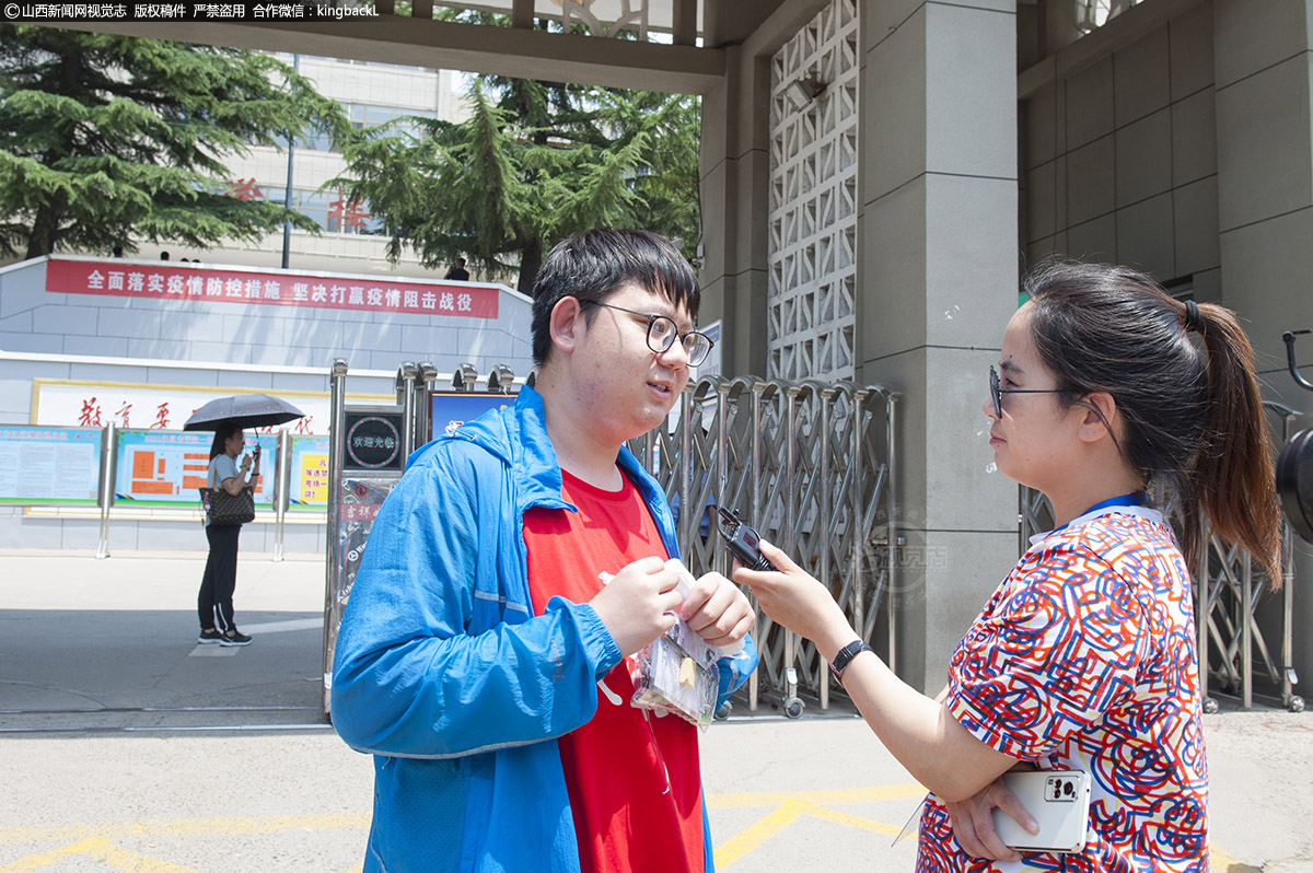      6月7日，平定一中考点外，第一位出来的考生正在接受采访。（山西新闻网特约摄影师：李清珍）