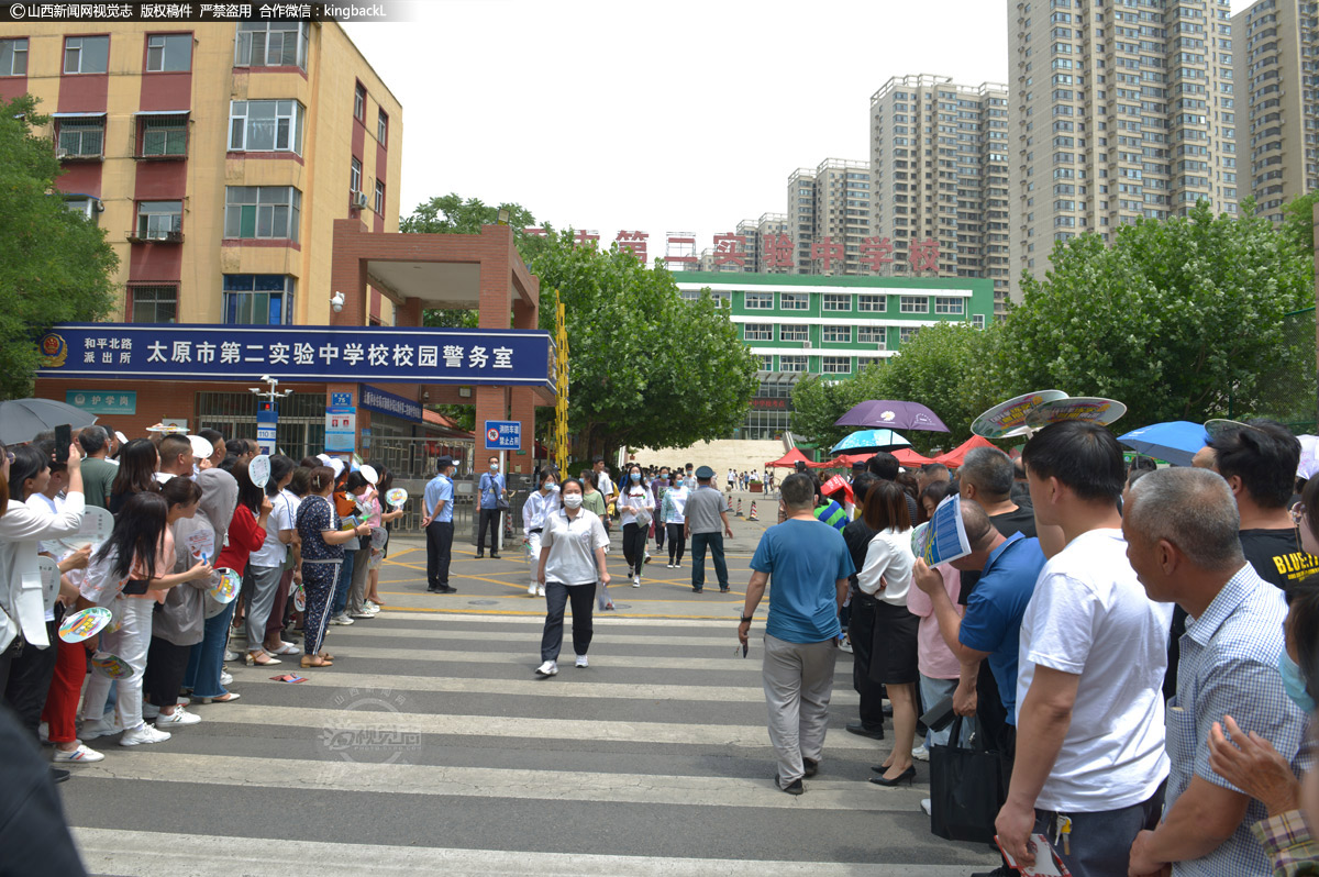      6月7日，太原市第二实验中学考点，考试结束，考生陆续走出考场。（山西新闻网特约摄影师：闻进）