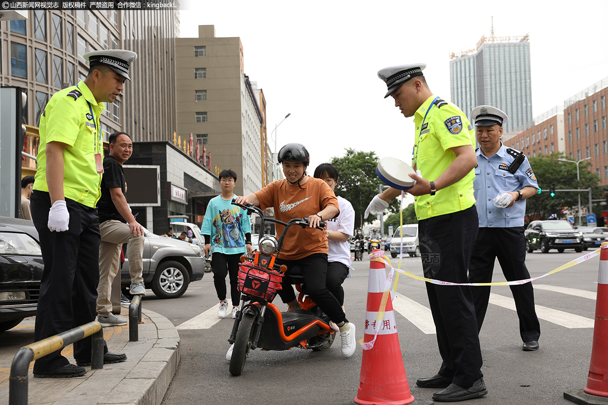      6月7日，稷王中学考点，运城市公安内保支队和督察支队工作人员正在让考生和家长通过。（山西新闻网特约摄影师：史云平）