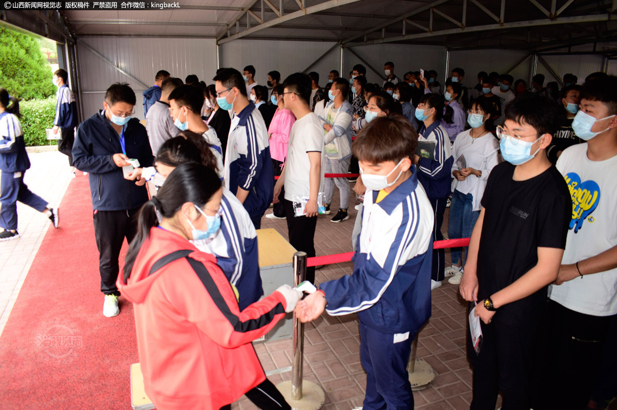      6月7日，浑源一中考点，考生测体温后有序进入考场。（山西新闻网特约摄影师：杨钦）