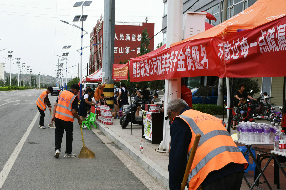      6月7日，隰县一中考点，考试结束，环卫工人清理校园和学区环境。（山西新闻网特约摄影师：郝微微）