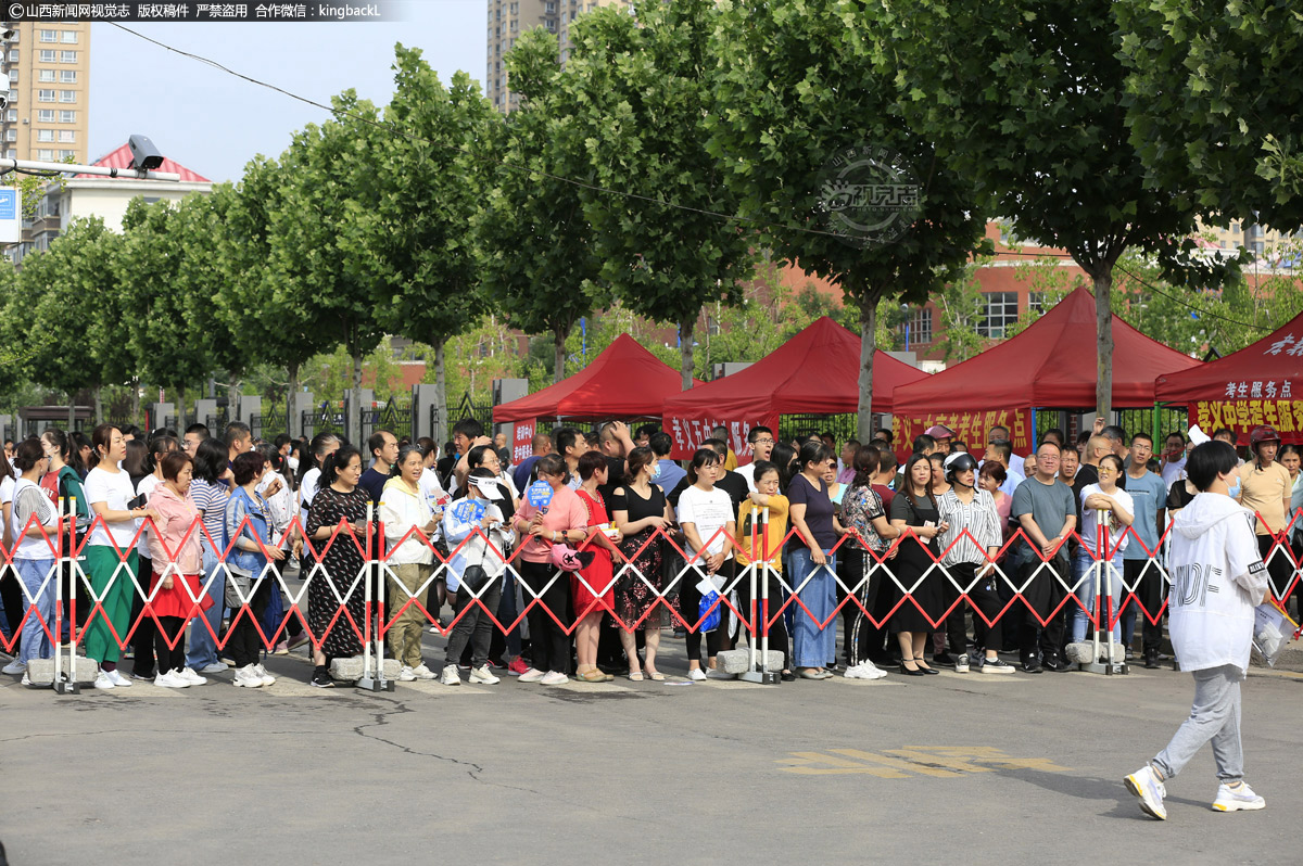      6月7日，孝义一中考场门口，家长们在翘首期待着。（山西新闻网特约摄影师：郭建华）