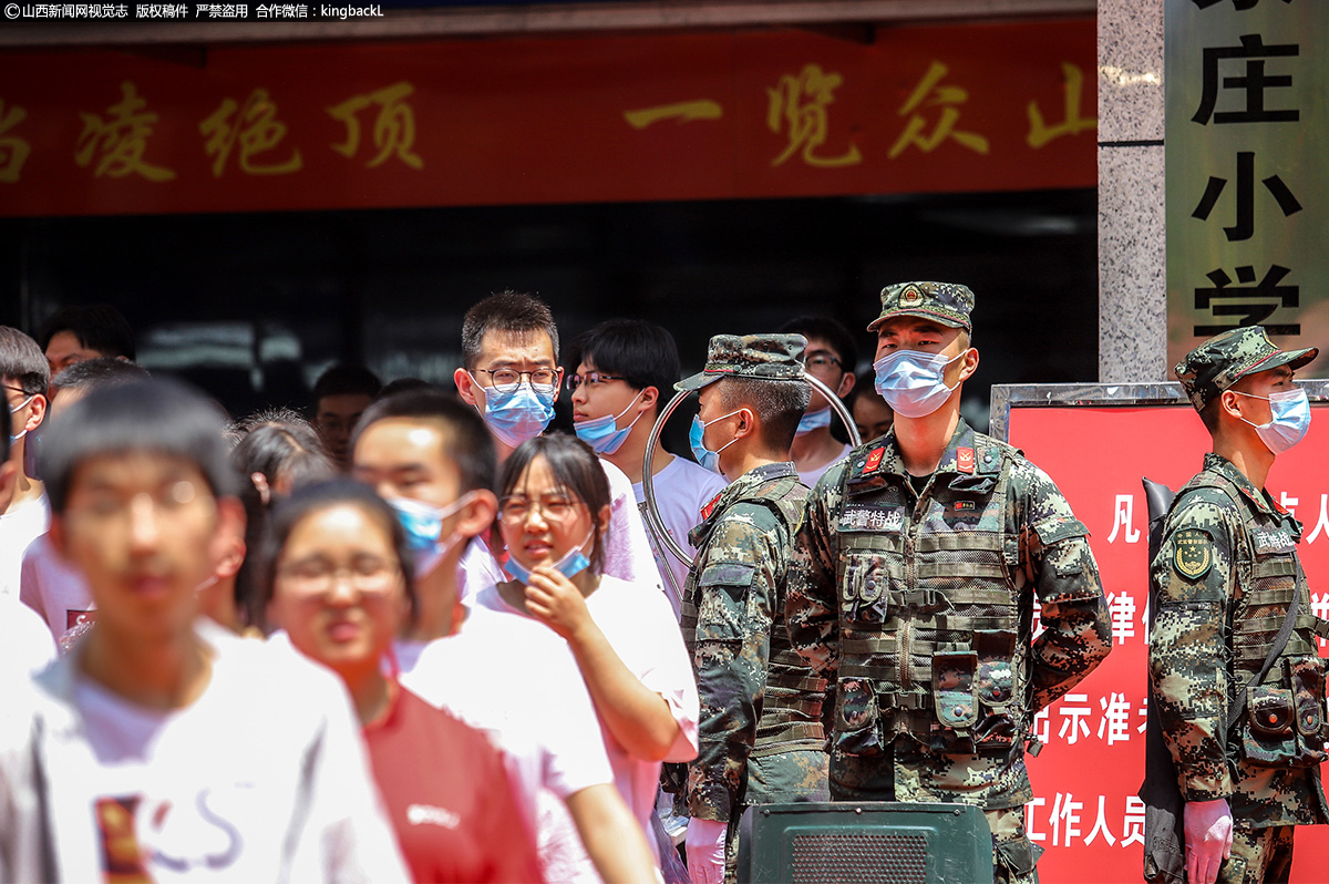      6月7日，2021年高考正式拉开序幕，这条路上正是因为有了太多的汗与泪，所以全社会都愿意为他们人生中重要的一天让步。他们给与温暖的方式有很多，志愿者烈日下送水，交警考场前疏导交通，老师谆谆教诲言犹在耳······在这场全民大考中，我们每个人都是“考生”，为这些勇敢自信的孩子们保驾护航。图为吕梁离石袁家庄小学考点，山西总队吕梁支队严密组织高考联勤武装巡逻勤务，为实现“平安高考”护航。（■山西新闻网视觉志出品）