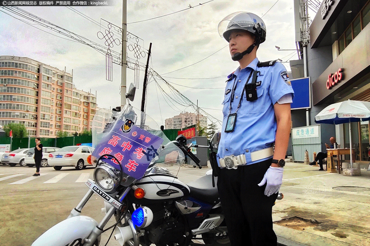      6月7日，运城市盐湖交警摩巡中队民警在市区学苑路为考生保驾护航。（山西新闻网特约摄影师：范嘉更）