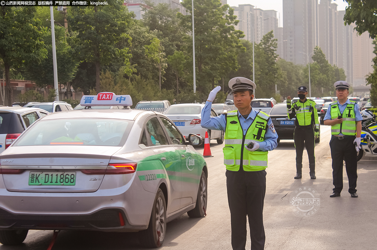      6月7日，榆次二中考点，人民警察早早来到执勤点，按照分工，认真履职。(山西新闻网特约摄影师：张耀宇)