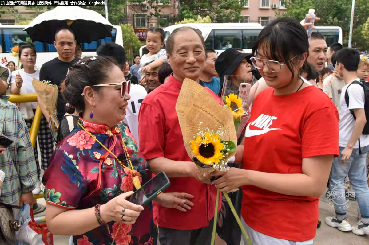      6月7日，永济三中考点外，一对老夫妻为考生送上鲜花。（山西新闻网特约摄影师：李雄杰 ）