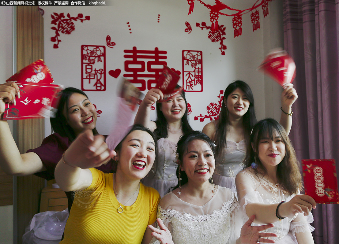      梳洗打扮后的小毕和自己的闺蜜团拍照留念，即将为人妻子，奔赴一段人生旅程，所有的朋友都为她欢呼和祝福。
