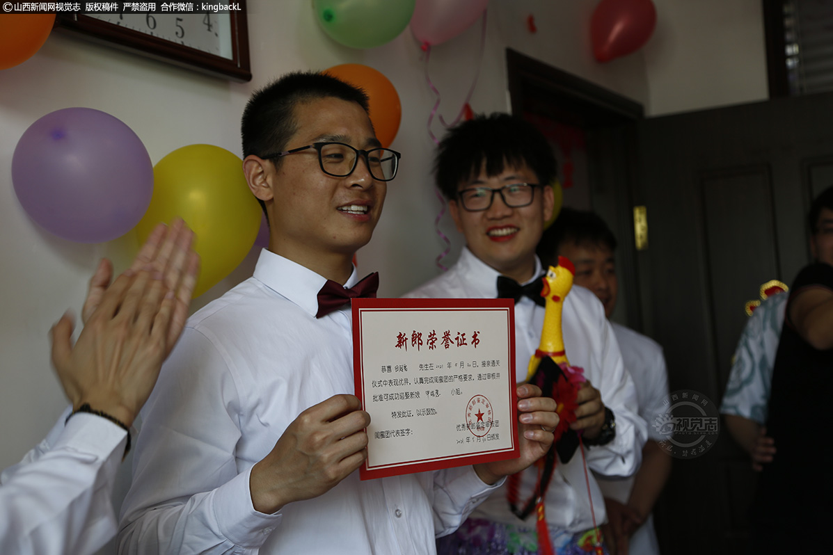      “接媳妇喽！”9时整，新郎飞身跃上自行车，开始到新娘小毕家接亲。在喜庆的氛围中，新郎小田在大家的欢呼声中，得到了新娘闺蜜团颁发给他的“新郎荣誉证书”。