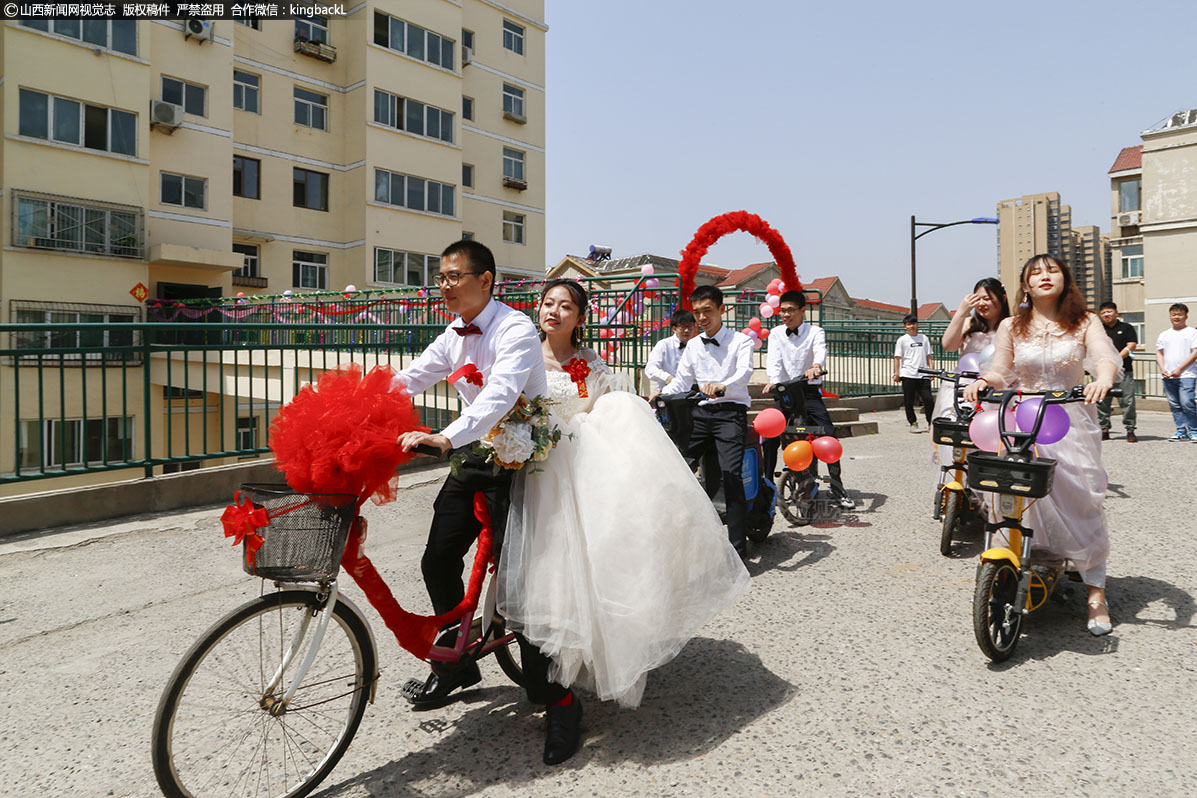      近日，一场独特新颖的公共自行车婚礼，在阳泉上五渡小区街头上演。5月30日早晨，新郎小田率领十余名亲友团，骑着共享单车，迎娶他的新娘小毕。（■山西新闻网特约摄影师：杜爱清）