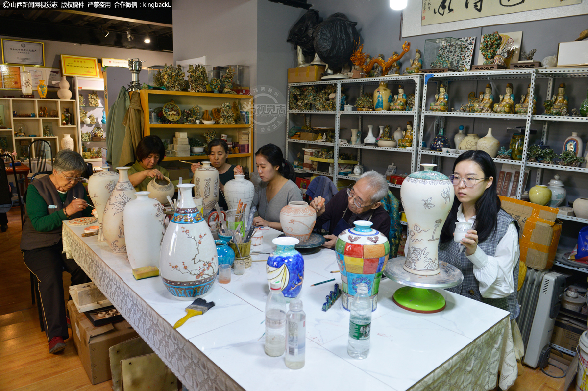      葛原生的珐华琉璃团队是一支老中青齐聚一堂，朝气蓬勃的艺术力量。在葛老的带动下，每个人都有各自的攻克目标，具备独立创作的能力。