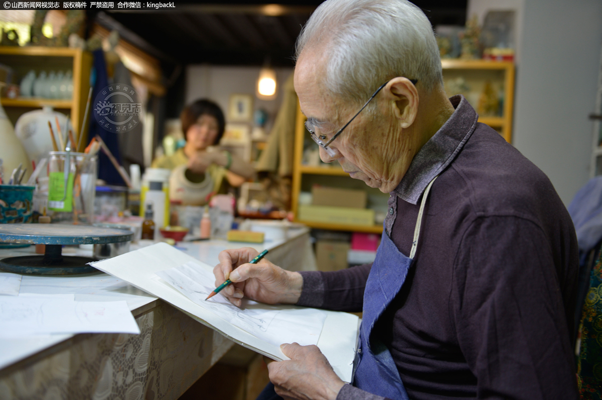      葛原生珐华琉璃工作室坚守传统底功，在深厚的珐华底蕴沃土上，打造出一件件珐华艺术品。