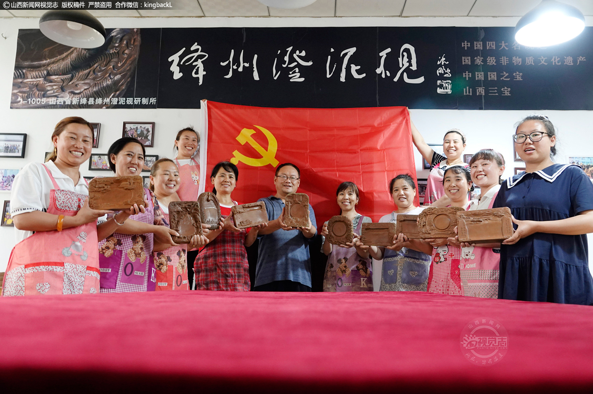      这套凝结着党史工作者及工艺师心血和汗水的澄泥砚，通过砚台这种有型的载体，宣传中国共产党100年来取得的辉煌成就。该套澄泥砚更是一套拓展党史知识的浓缩教材，激励全体党员干部和广大人民群众以昂扬姿态奋力开启全面建设社会主义现代化国家新征程，以优异成绩迎接建党一百周年。