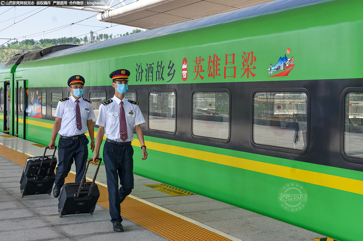      翟文坚与同事走向工作岗位，他是本次吕梁至太原首趟开行动车的司机。据了解，开通初期，太原局集团公司根据客流情况，在太原南至吕梁站间“公交化”开行12趟CR200J型“复兴号”动车组列车，沿线停靠交城、文水、汾阳，单程旅行时间最快1小时22分钟，吕梁革命老区人民出行更加便捷。