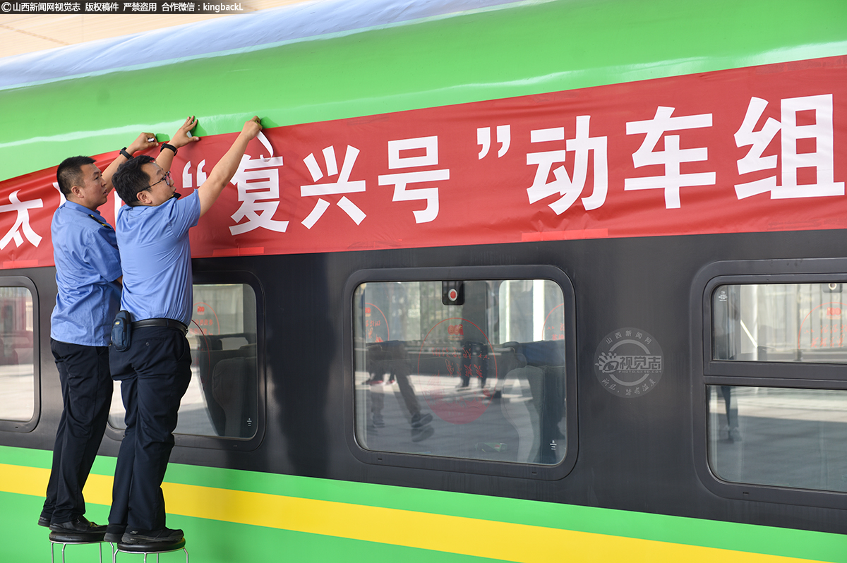      “复兴号”动车组车身主体为醒目的绿色，配上形如闪电的黄色线条，颇为帅气，被网友亲切地称为“绿巨人”，列车构造时速160公里，定员720人。