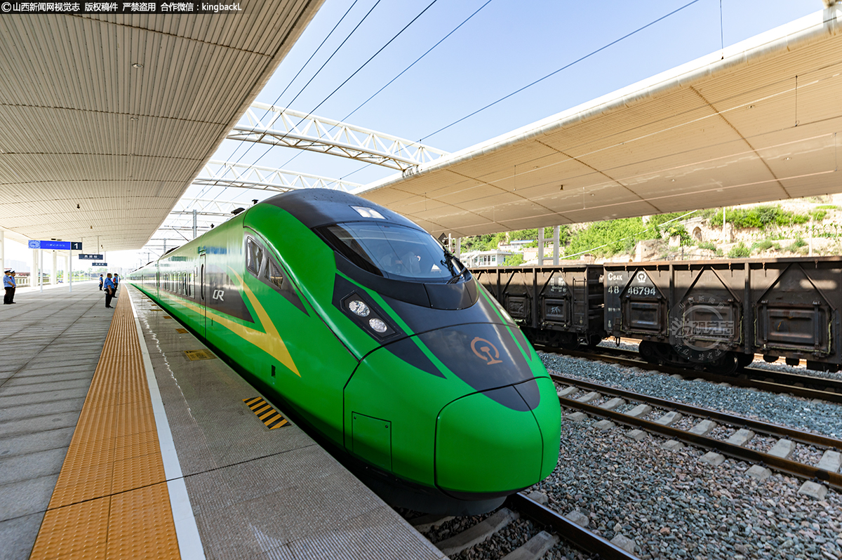      太原至吕梁间运行的CR200J型“复兴号”动车组由9节车厢组成，是中国标准动车组“家族成员”。这一动车组的外形和常见的“和谐号”高铁列车相似，同为子弹头式的流线型车身。