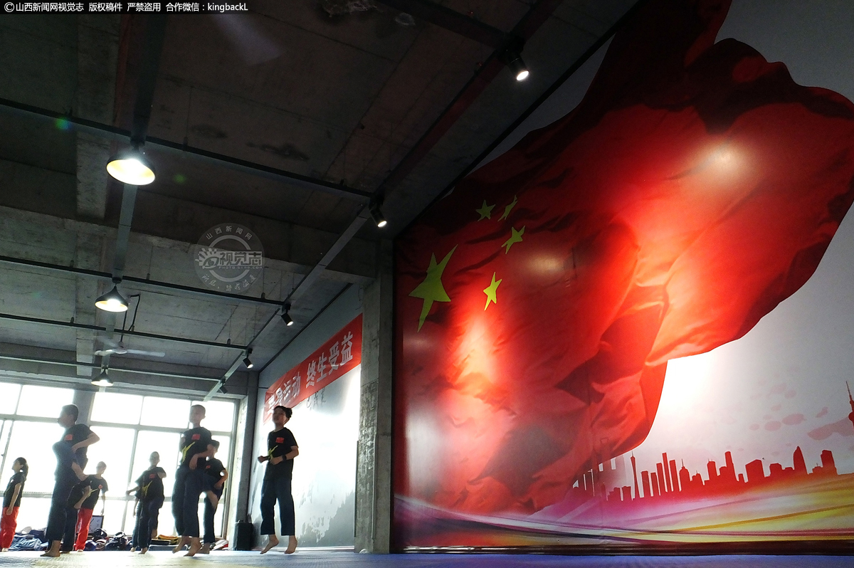      跆拳道训练馆，随着教练的哨声响起，学员们开始学跳跃、高抬腿、单腿旋转等动作，直到下课。