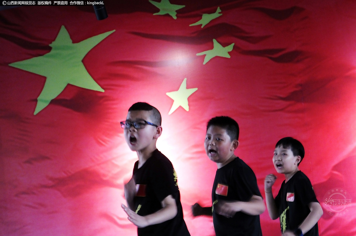      跆拳道作为一项搏击运动，正在受到越来越多人的喜爱，青少年练习跆拳道运动，除了能够强身健体，更能锻炼人的意志品质，并且在完整的跆拳道训练中经常穿插对“道”的领悟，对于培养人的素质也有很大益处。暑假期间，山西省运城市许多中小学生选择了跆拳道学习，以此来强身健体、磨练意志，充实假期生活。（■本期摄影：高新生）