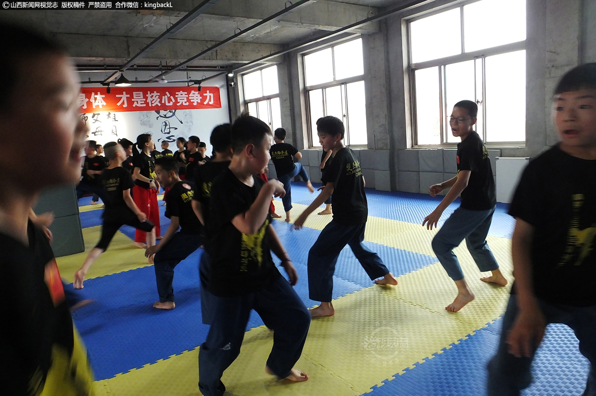      学员们说：“学习跆拳道有乐也有苦，上课的时候，教练对我们要求非常严格，只要动作不到位，就会让我们一遍又一遍的反复做，直到做标准为止。”