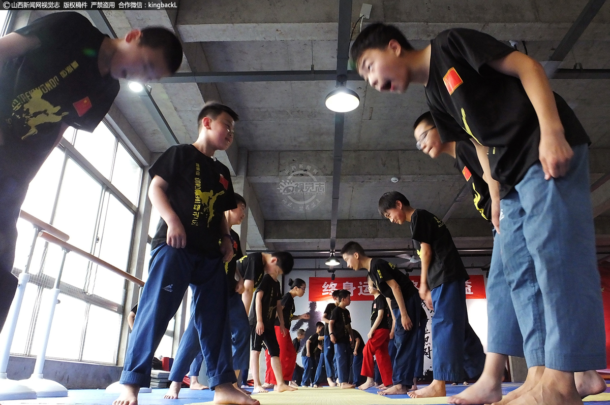      学员们十分喜欢跆拳道，但都是零基础，教练对他们充满了信心，并时常鼓舞他们说：“只要认真训练，一定会有好的收获。”
