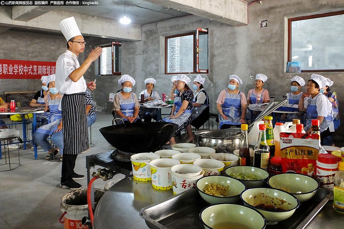      开班短短几天，就吸引了43名狄庄村农家女在接受培训，学习技能，为的就是让这些农家女在一周结业后，就能持证上岗，成为合格的“厨娘”，造福当地老百姓。