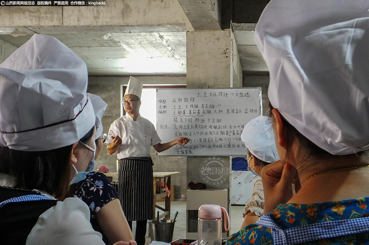      运城新港职业学校老师倾囊相授，把厨房里各种烹饪技能，给大家汇总串讲，面食、冷拚、热炒、红烧、清蒸等30多种烹调技能培训，无不让在坐学习的人感到佩服。