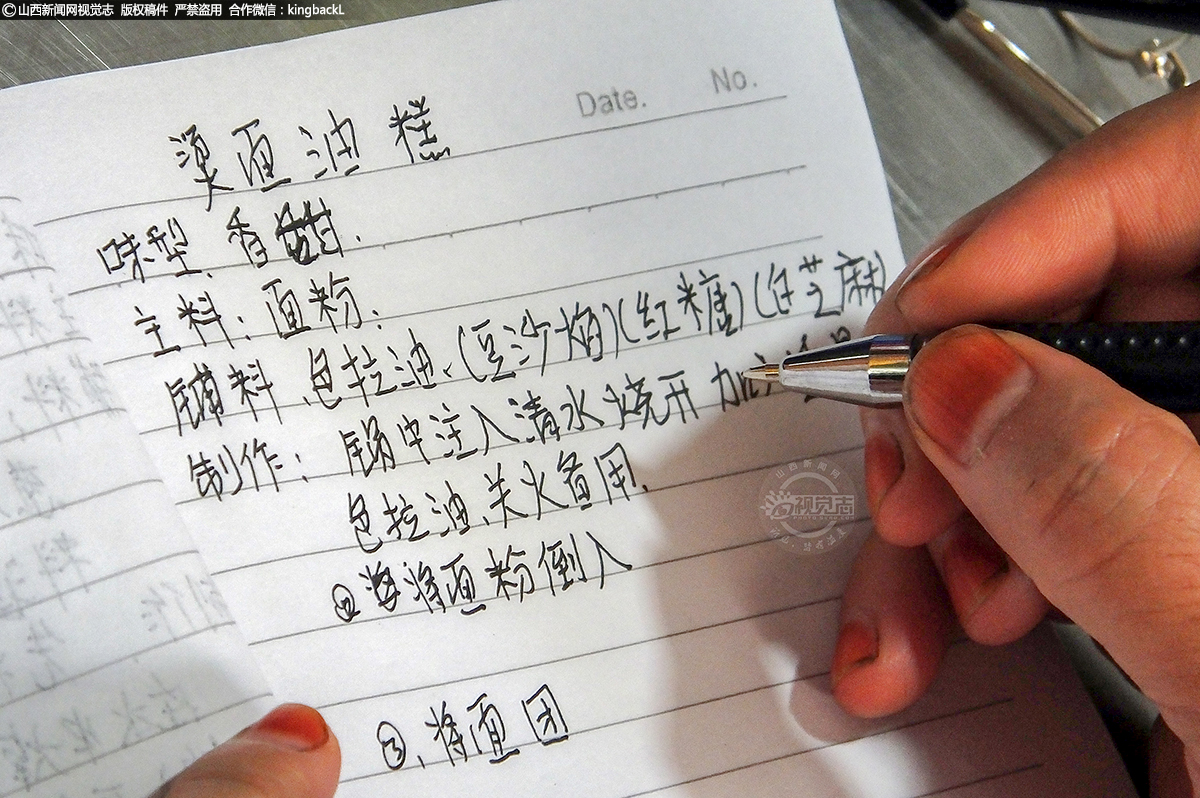      齐全的培训笔记，熟悉的操作技能，是她们日后出去打拼的底气。这个世界上，很多的东西靠勤奋，在勤奋之上练就的技能，让她们不会被社会所淘汰。
