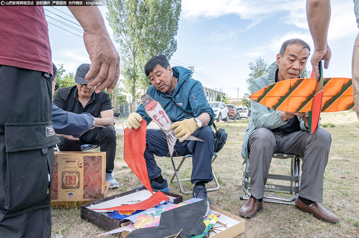      在风条件不成熟，不能放飞的空隙，老陈他们就抓紧时间交流、探讨、研究风筝的制作，以及在放飞过程中遇到的问题，讨论改进方案。