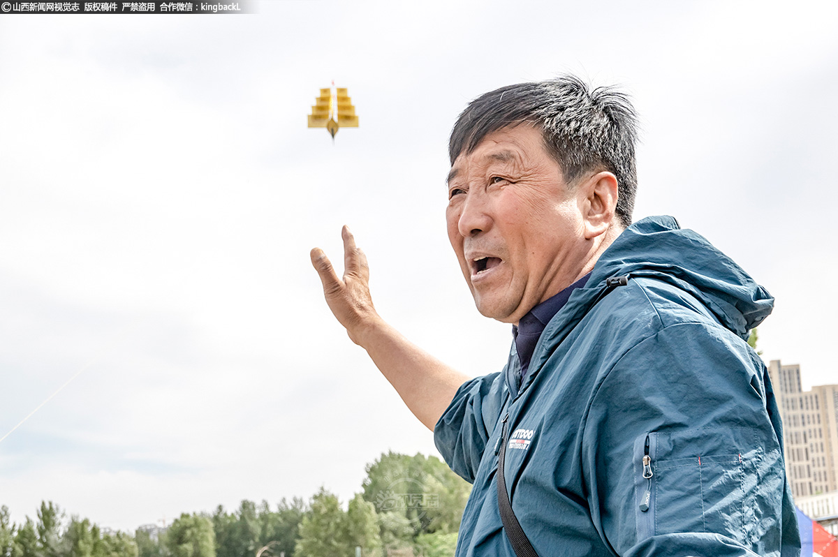      陈建平今年63岁，退休前是一位铁路职工。十几年前患肩周炎，给他的生活造成了很大的痛苦和不便。听周围人说，放风筝可以缓解病痛，他便开始学习放风筝，由此他和风筝结下了不解之缘。（■山西新闻网特约摄影师：南志平）