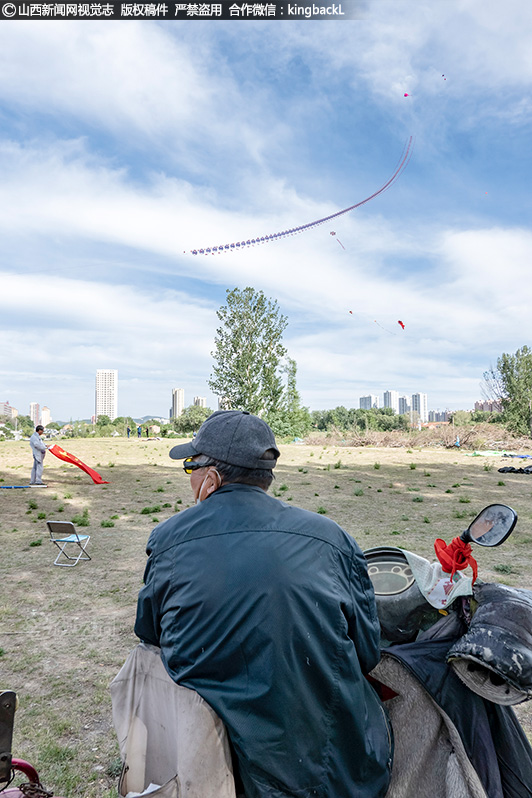      一位老人经常过来看他们放风筝，老人说：“他们放风筝像拍实景电影，活灵活现的，过瘾。”