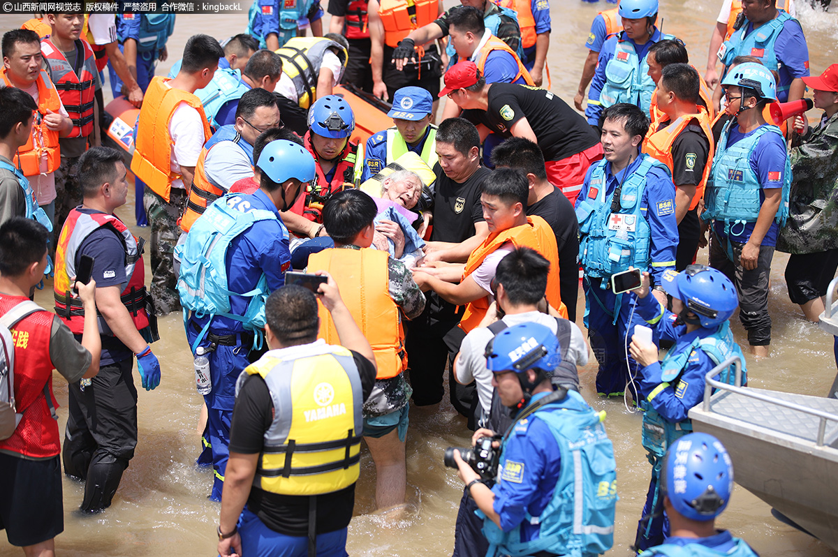      近日，河南省出现了极为罕见的强降雨天气，郑州、新乡等多地出现特大暴雨，并引发内涝、山洪等灾害，一时之间，河南暴雨灾情牵动了无数中国人的心。7月23日，山西长治上党蓝天救援队前去驰援，共扛风雨。（■山西新闻网特约摄影师：鲍晓峰）