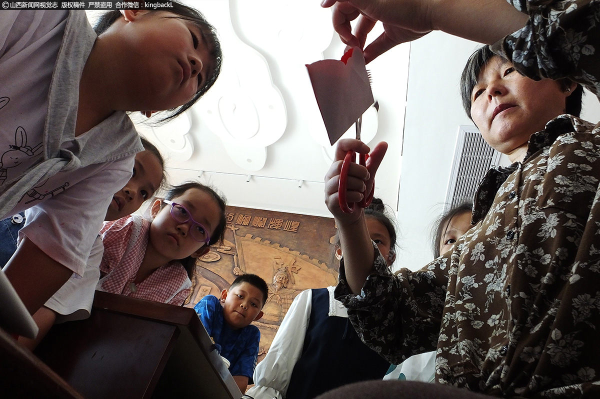      段朋喆带着自己的技艺，参加此次新绛县群众文化惠民工程，向学生们展现自己的手艺，就是用自己的力量向世人推荐剪纸艺术。她希望剪纸可以成为传承传统文化的阵地，也希望剪纸能够像许多优秀的文化一样，经久不衰。