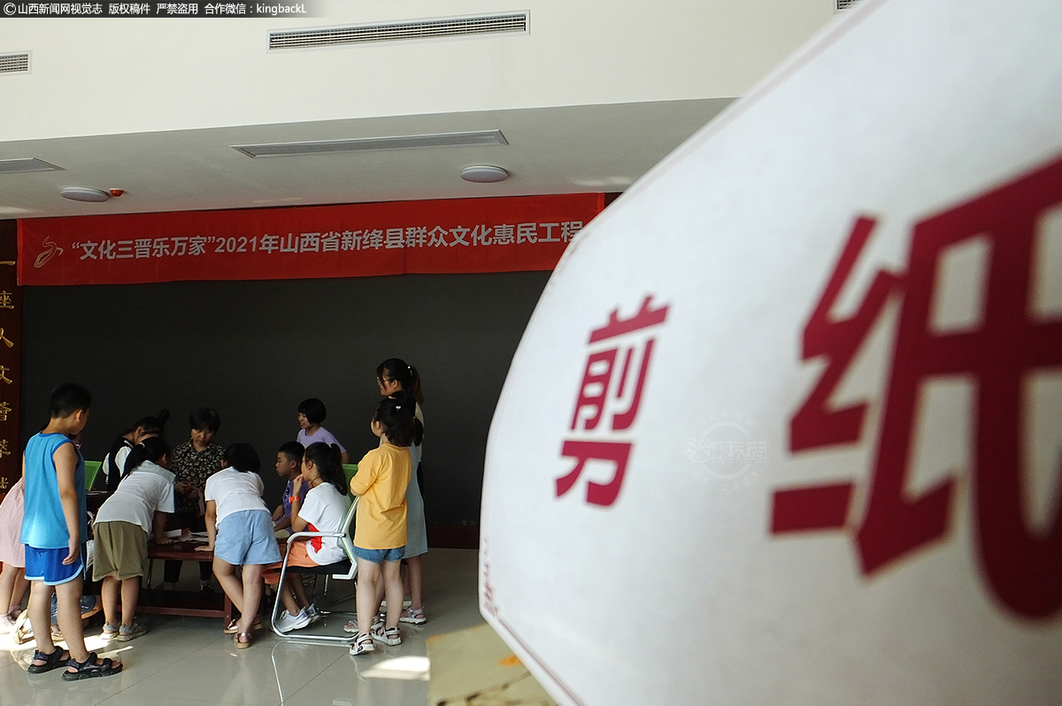      众多学生跟着国家级、省级非遗大师学习传承绛州澄泥砚、绛州剪纸、绛州木版年画、绛州制陶、绛州刺绣、绛州烫烙画、绛州面塑等千百年非遗技艺，品味当地非遗魅力，感受文化底蕴。