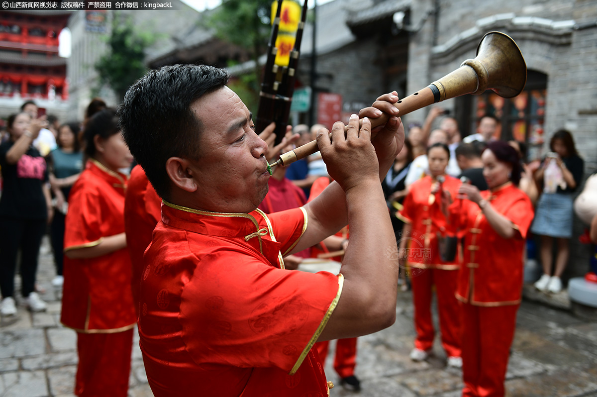      五台八大套是五台山寺庙音乐器乐曲的一部分，也是器乐曲中最完整的一部分，常在禅门佛事赞偈仪式中演奏。是与西安鼓乐、北京智化寺音乐齐名的中国古老的乐种之一，是活着的“音乐化石”。