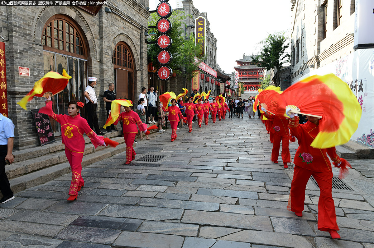      在忻州古城的街道上，不少游人驻足观看这些展演活动，大家精神抖擞展现着忻州这片大地上别样的风采。