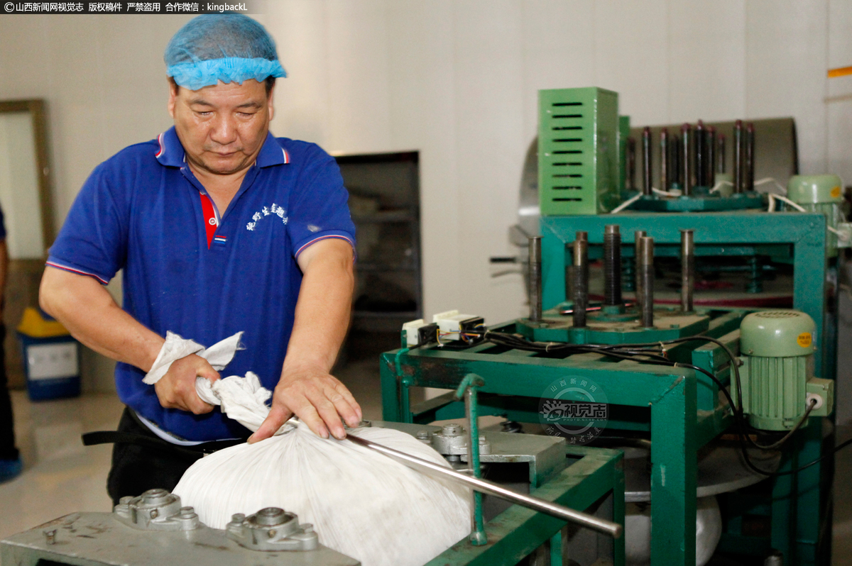      神龙泉农业开发有限公司是一家集连翘茶生产、加工、销售于一体的公私合营股份制公司，建有摇青、发酵、杀青、揉埝、烘焙、冷却、内外包装等车间。