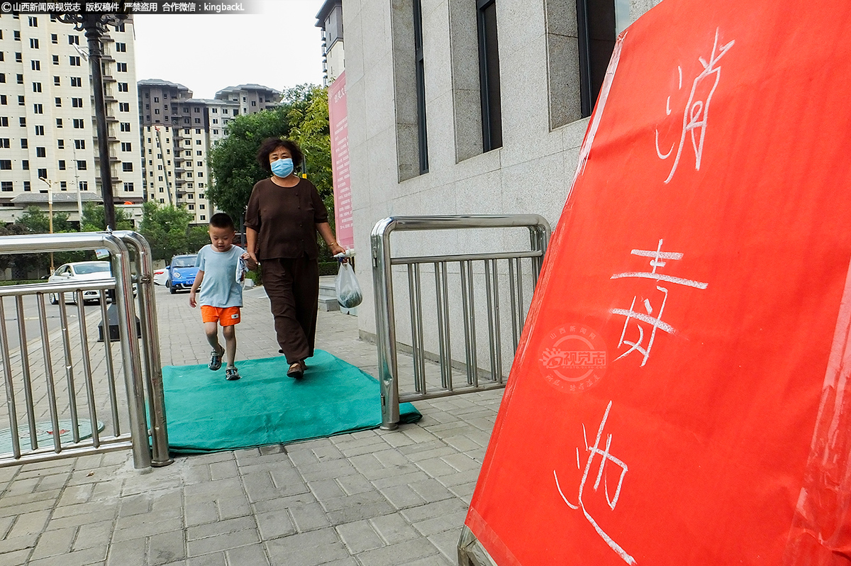      小区入口设置了“鞋底消毒池”，将浸湿了消毒液的地毯放置在小区入口处，为居民提供更好的防护措施。