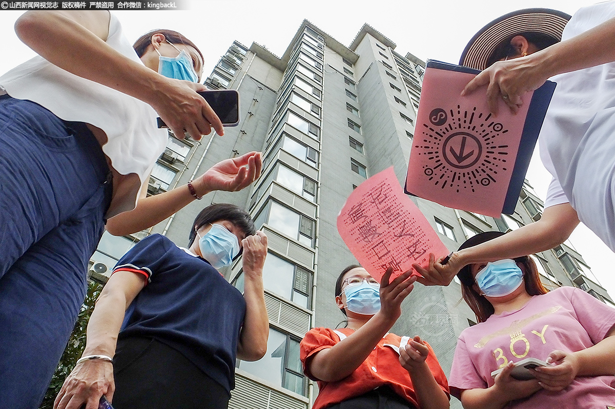     工作人员发放疫情防控宣传单，讲解疫情防控知识，提醒劝导群众做好日常防控措施，增强群众的自我防护意识，积极营造良好的疫情防控宣传氛围。