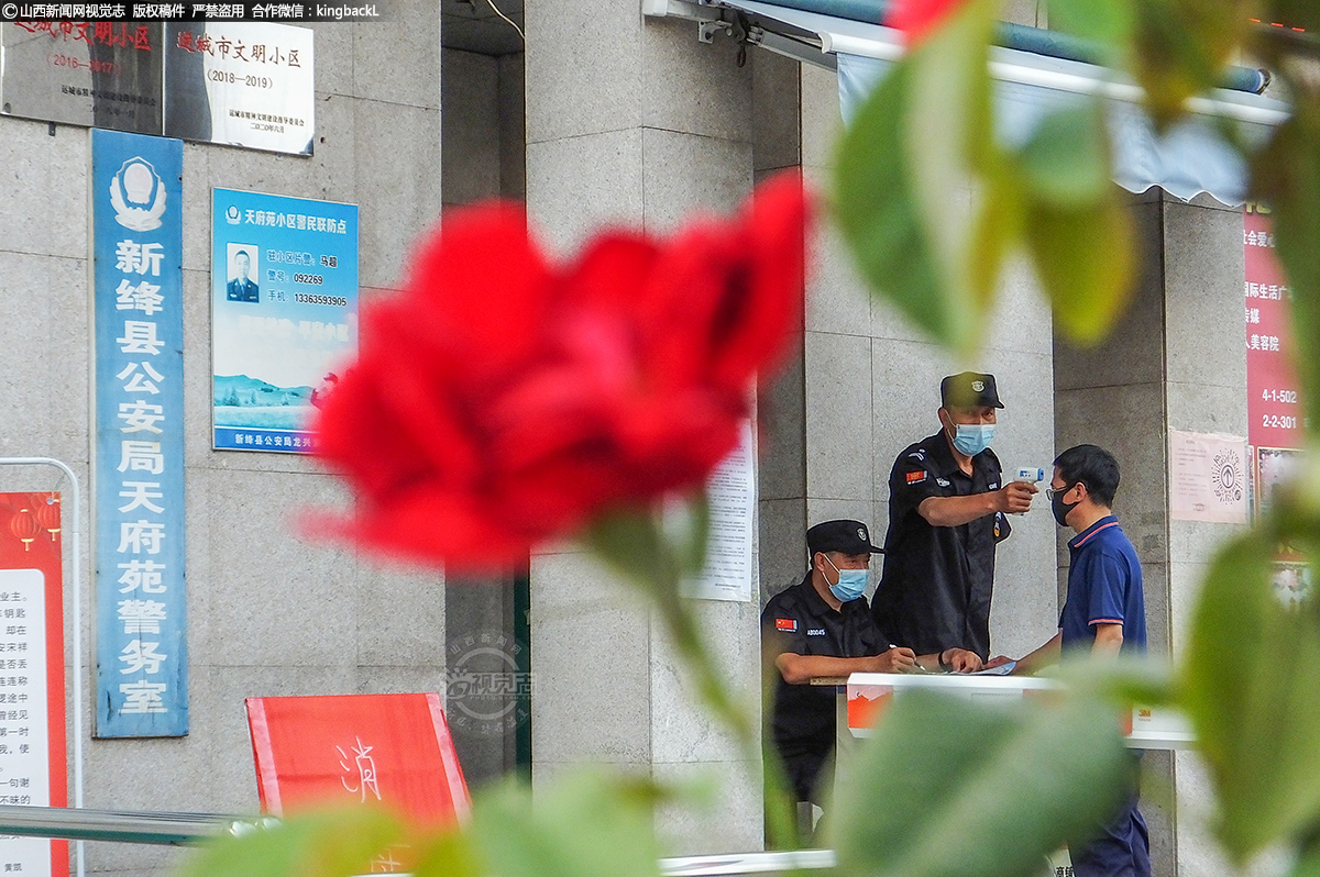      近期全国疫情防控中高风险地区增加，运城市加大疫情防控力度，严格执行疫情防控措施，为打好全国疫情防控全民阻击战，再次筑起筑牢疫情防控铜墙铁壁，严防疫情反弹。(■本期摄影：高新生)
