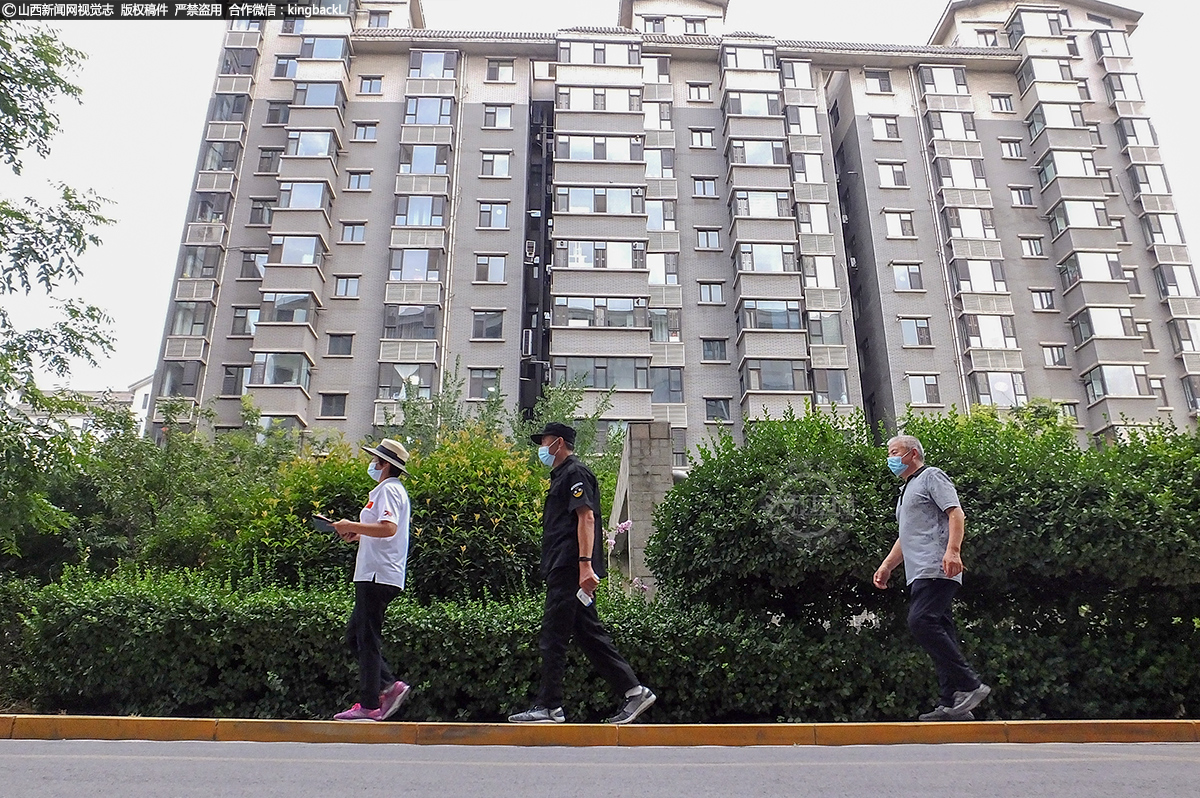      工作人员入户走访，对返绛人员进行回访再登记，详细询问各家各户人员流动情况，并对防范新型冠状病毒感染的肺炎知识进行了宣传。
