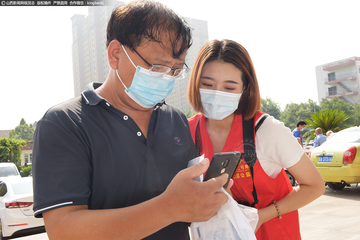      山西师范大学杨璐婕同学正在帮助患者使用软件查询行程码，对于年轻人来说，查询行程码或许非常简单，但对于中老年人，对手机运用的不娴熟，也导致了查询时的不方便，志愿者们的存在，让这一流程变的简单起来。