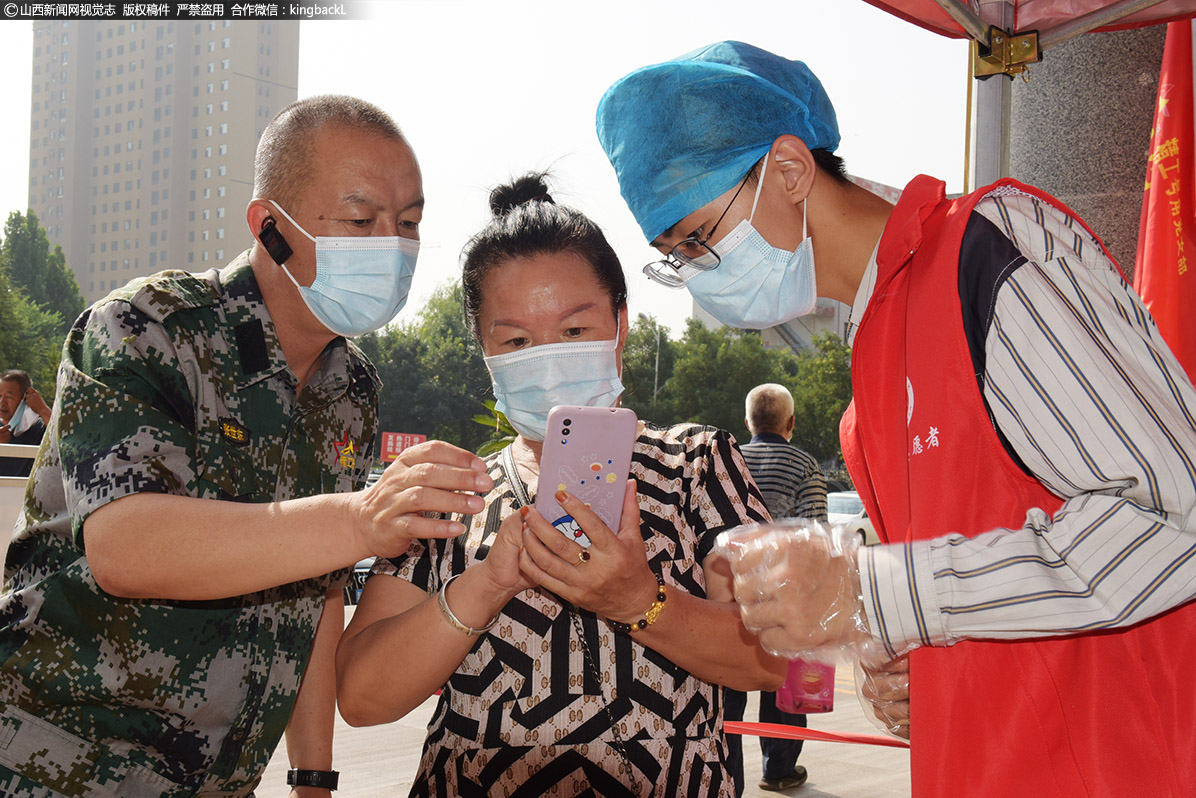      精工号角志愿服务队是祁县当地的一支志愿者队伍，由祁县十七届人大代表、退役军人张世东注册成立，以退役军人、大学生为主，退役军人志愿服务队190人，精工号角大学生志愿者182人。成立以来数百次完成安全教育、森林防火、疫情防控、搜救、扶危济困、大型活动安保等公益活动。图为张世东与大学生志愿者帮助患者使用应用程序查询行程码。（■山西新闻网特约摄影师：蒋杰）