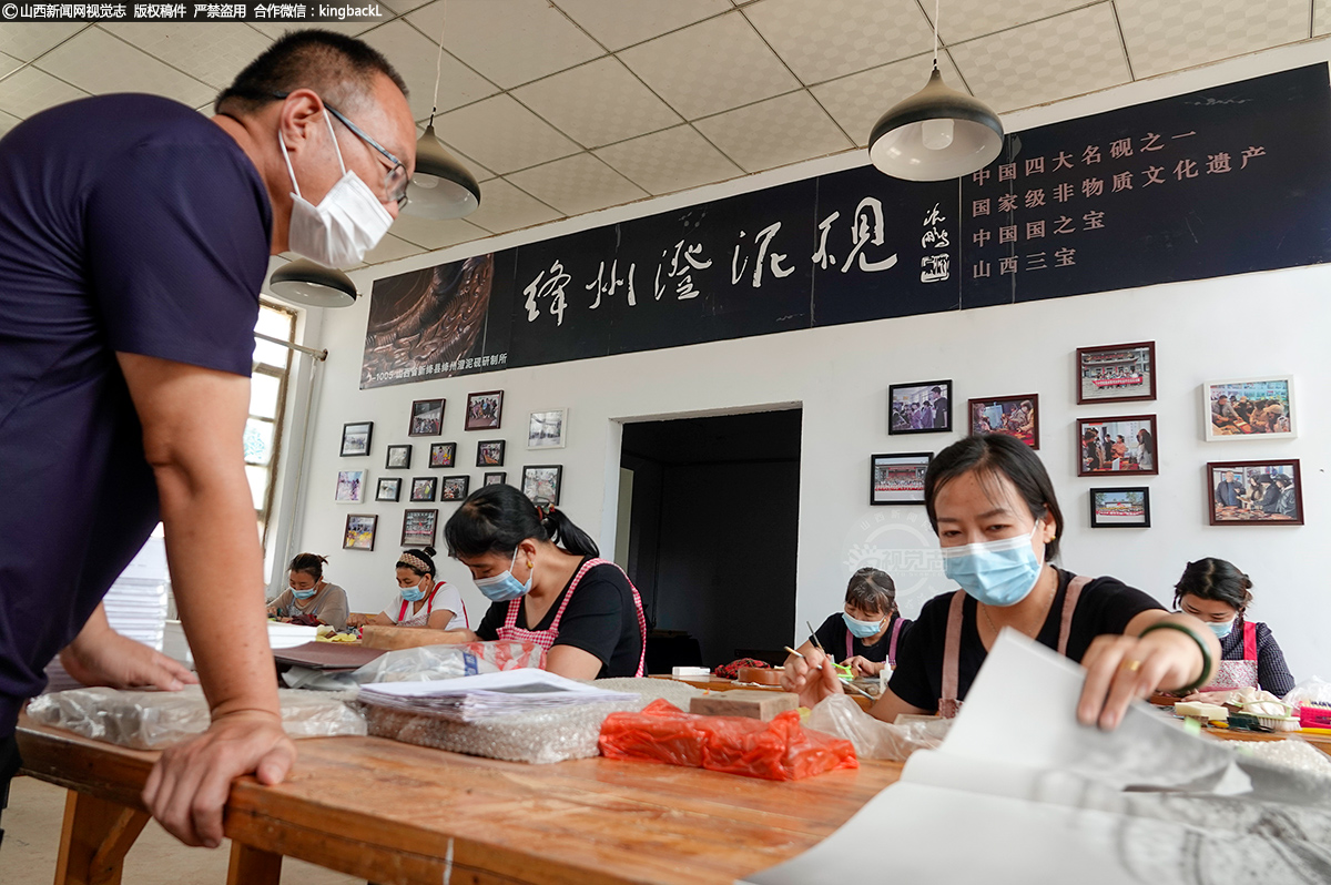      立秋时节秋高气爽。近期，在“中国历史文化名村”运城市新绛县泽掌镇光村的澄泥砚研制所，近百名农家妇女在各自岗位上赶制澄泥砚，实现在家门口就业。（■本期摄影：高新生）